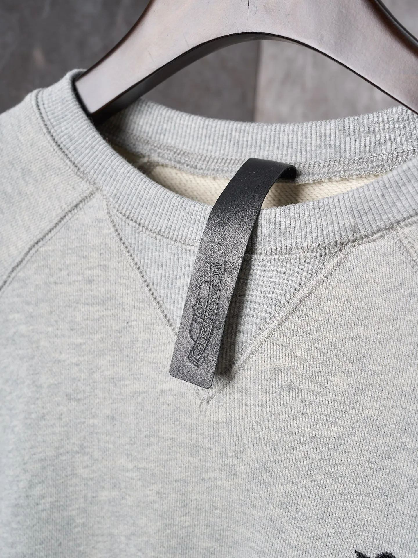 P400 price reduction [actual auction] Chrome Hearts/Ch cross logo patch embroidered round neck sweatshirt [ready in stock] S M L XL custom-made heavy fortress interwoven air cotton, full of texture, thick and solid, based on high-end ash tones, with a beauty that coexists with vicissitudes of life and elegance. With the Chrome Hearts cross patch embroidery decoration on the chest, it becomes the ultimate interpretation of dark gothic style. CH Gothic font is the finishing touch on the back panel. Let the totem become your spiritual thorn point. The logo iron plate sways slightly with the swing of the body, adding a sense of movement and vitality. It is unobtrusive but has an indescribable aura, interpreting the perfect blend of retro and luxury. Process 1: Using imported machine appliqué embroidery technology. Using advanced computer control systems and precision mechanical components, the Chrome Hearts logo appliqué embroidery operation is realized, showing an embroidery effect with both clarity and three-dimensionality. Process 2: The fabrics have been washed. Better feel and texture, not easy to deform, not easy to shrink, not easy to fade, maintain long-term beauty, accessories: customized 1:1 CH iron plate, customized 1:1 CH trademark, version: loose version, size: S M L XL, style number: CC917-B20